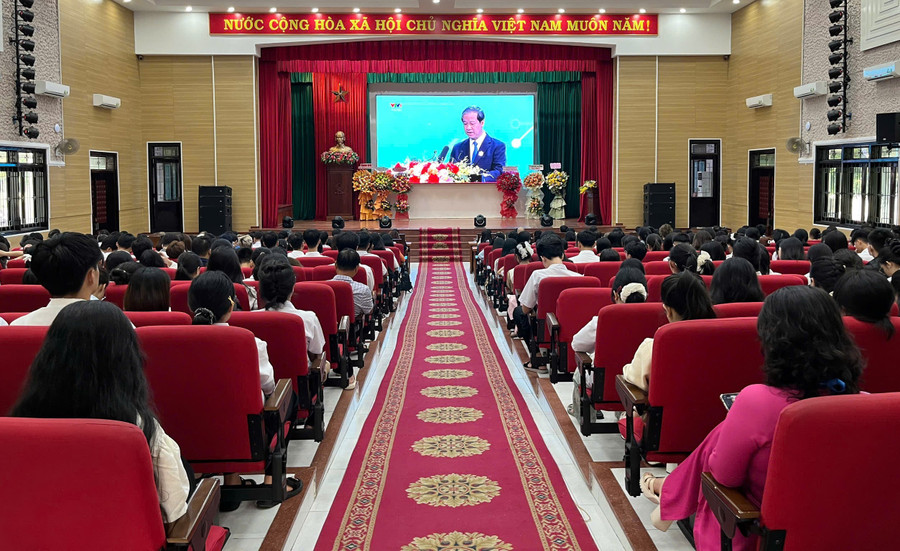 Sinh viên Trường Đại học Quy Nhơn theo dõi Lễ khai giảng năm học mới và kỷ niệm 80 năm thành lập Bộ Quốc gia Giáo dục tại Trung tâm Hội nghị Quốc gia (TP. Hà Nội), truyền hình trực tiếp trên VTV1. Ảnh: Huỳnh Vỹ 5-91.jpg