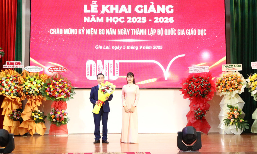 Đại diện tân sinh viên tặng hoa tri ân nhà trường. Ảnh: Huỳnh Vỹ 5-93.jpg
