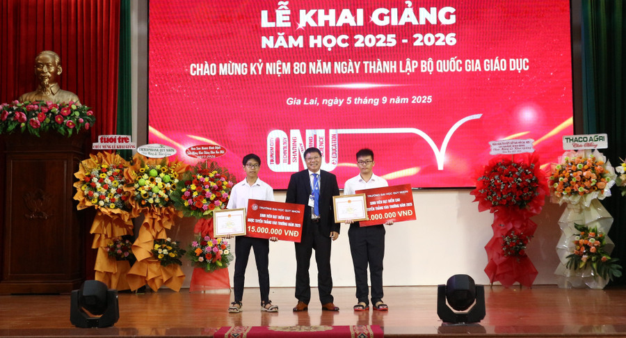 Tặng giấy khen và bằng khen cho tân sinh viên đạt điểm cao, được tuyển thẳng vào Trường. Ảnh: Huỳnh Vỹ 5-95.jpg