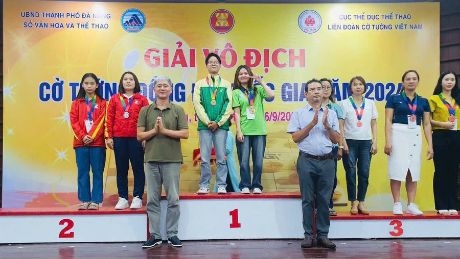 VĐV Trương Gia Hân (ngoài cùng bên trái) của Gia Lai sẽ tranh tài tại Giải vô địch cờ tướng thế giới năm 2025. Ảnh: NVCC truong-gia-han-7837.jpg