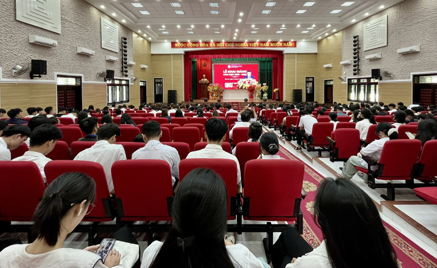 PGS.TS Đoàn Đức Tùng-Hiệu trưởng Trường Đại học Quy Nhơn phát biểu tại Lễ khai giảng năm học mới. Ảnh: Huỳnh Vỹ 5-92.jpg
