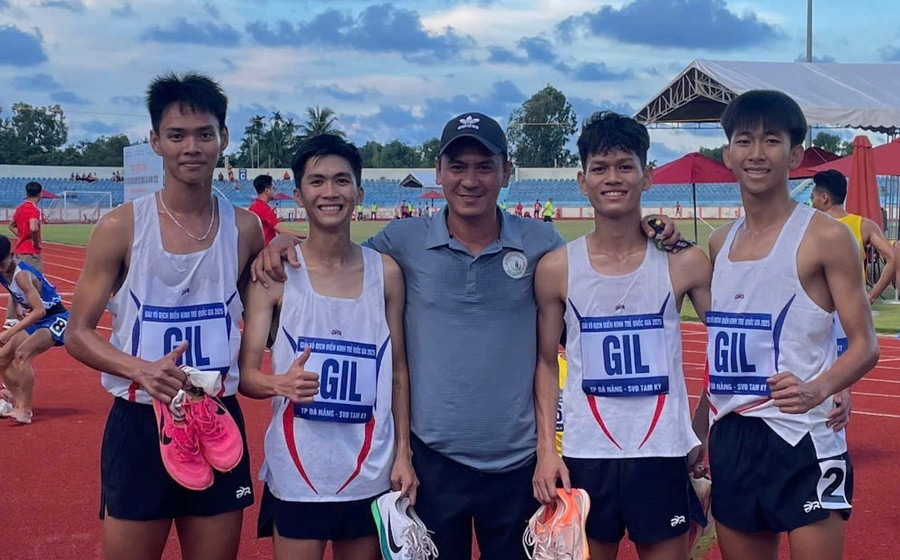 Tổ chạy 4 x 800 m nam của Gia Lai về đích thứ hai, xếp sau đội Hưng Yên (7 phút 58 giây 50) với thành tích 8 phút 3 giây 5. Ảnh: ĐVCC dien-kinh-gia-lai-2.jpg