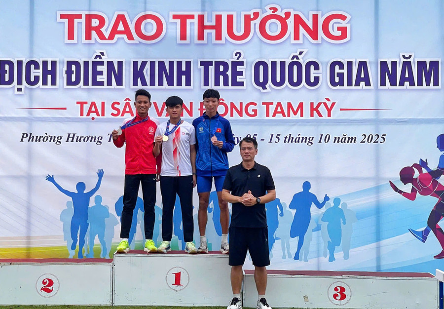 VĐV Lê Hoàng Tân (ngoài cùng bên trái) mang về tấm HCB cho Gia Lai ở nội dung chạy 10.000 m. Ảnh: ĐVCC dien-kinh-gia-lai-5.jpg