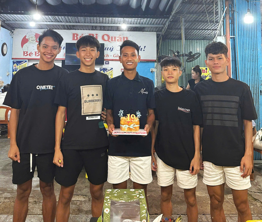 Đồng đội chia sẻ niềm vui cùng Lê Hoàng Tân (giữa) trong ngày sinh nhật đặc biệt. Ảnh: ĐVCC dien-kinh-gia-lai-1.jpg