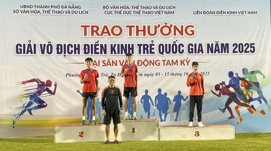 Vận động viên Đoàn Bùi Thanh Trường giành huy chương bạc nội dung 1500 m. Ảnh: ĐVCC dien-kinh-1.jpg