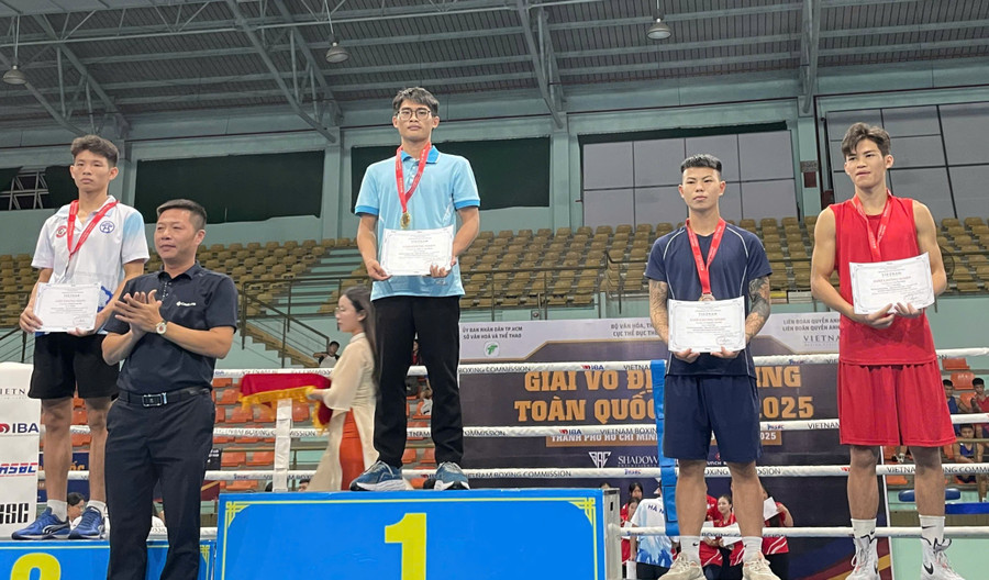 Võ sĩ Trần Võ Anh Thông giành HCV ở hạng cân 57 kg , lứa tuổi 17-18. Ảnh: ĐVCC boxing-gia-lai4.jpg