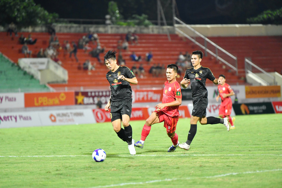Một pha bóng trong trận đấu giữa CLB Quy Nhơn United (áo đỏ) và CLB Long An. Ảnh: ĐVCC giai-hang-nhat-quoc-gia-quy-nhon-united-1.jpg