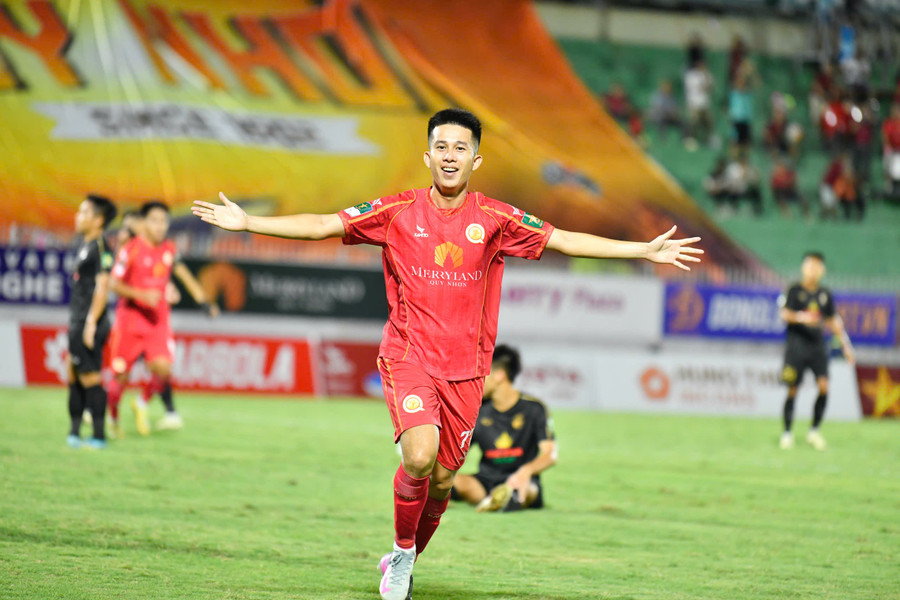 Tiền đạo Thanh Phong lập cú đúp giúp Quy Nhơn United có chiến thắng đầu tiên ở mùa giải 2025-2026. Ảnh: ĐVCC giai-hang-nhat-quoc-gia-quy-nhon-united.jpg