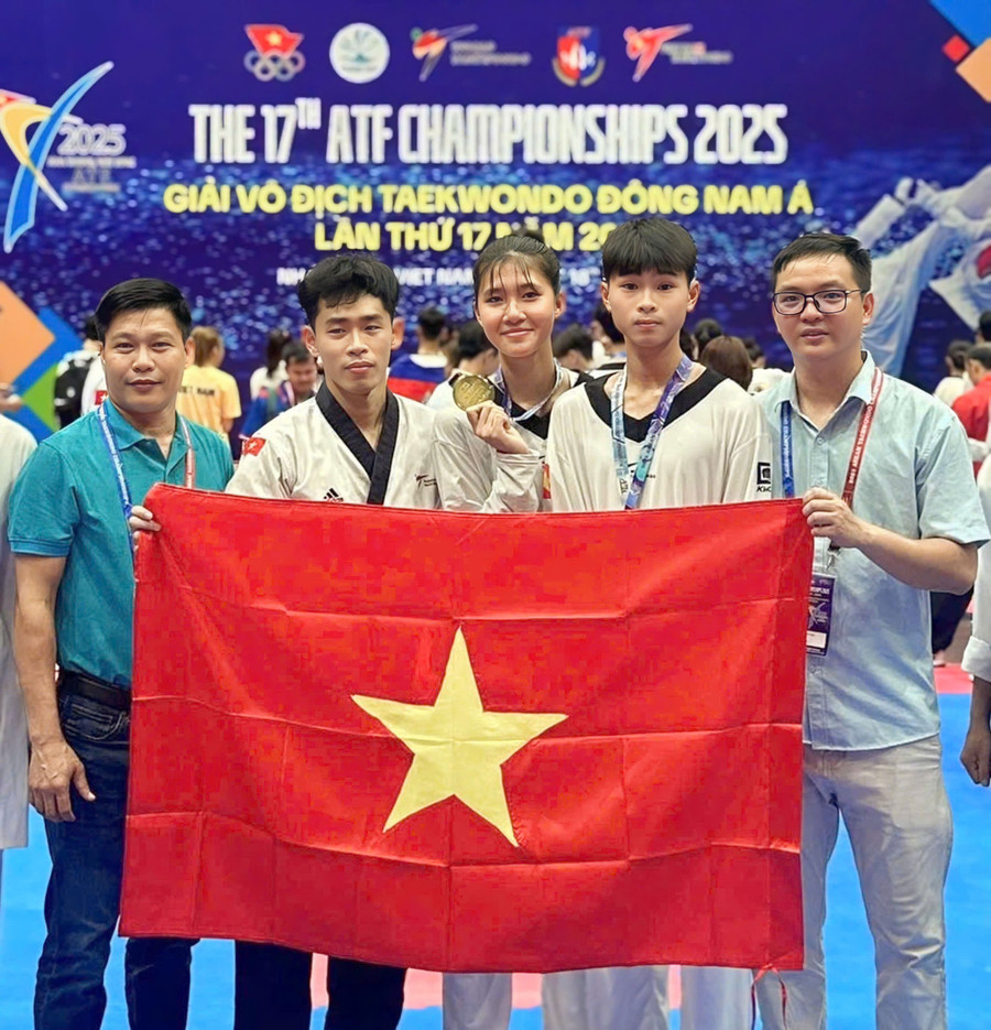 VĐV Lê Phan Tuấn Kiệt (thứ hai từ phải sang) giành huy chương đồng tại Giải vô địch taekwondo Đông Nam Á năm 2025, diễn ra vào tháng 8-2025 tại Khánh Hòa. Ảnh: ĐVCC le-phan-tuan-kiet.jpg