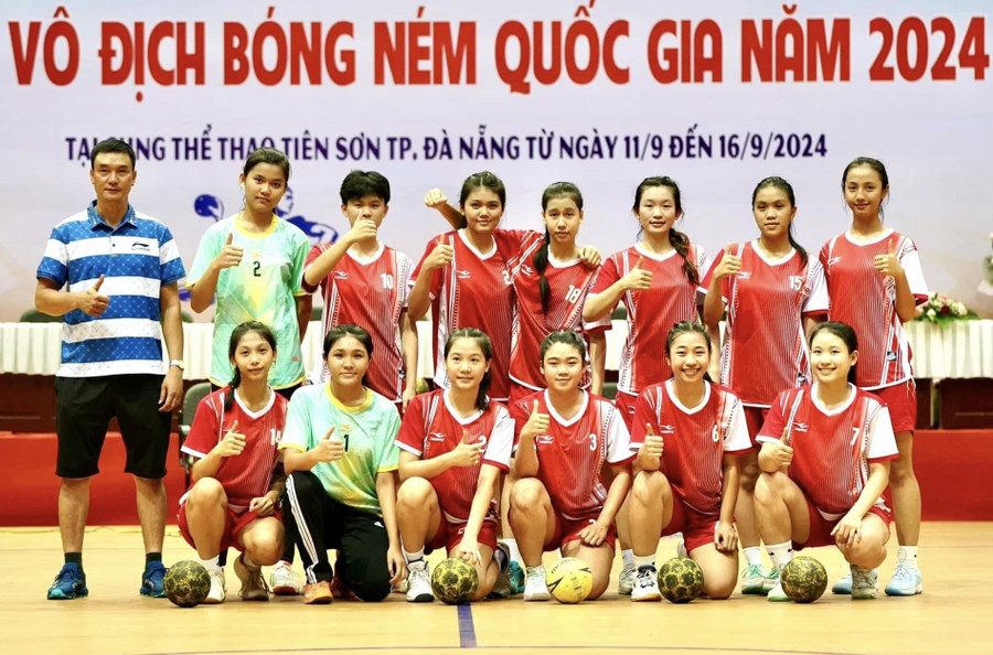 Đội nữ bóng ném Gia Lai (Bình Định cũ) giành huy chương đồng tại Giải vô địch bóng ném quốc gia năm 2024. Ảnh: ĐVCC bong-nem-gia-lai.jpg