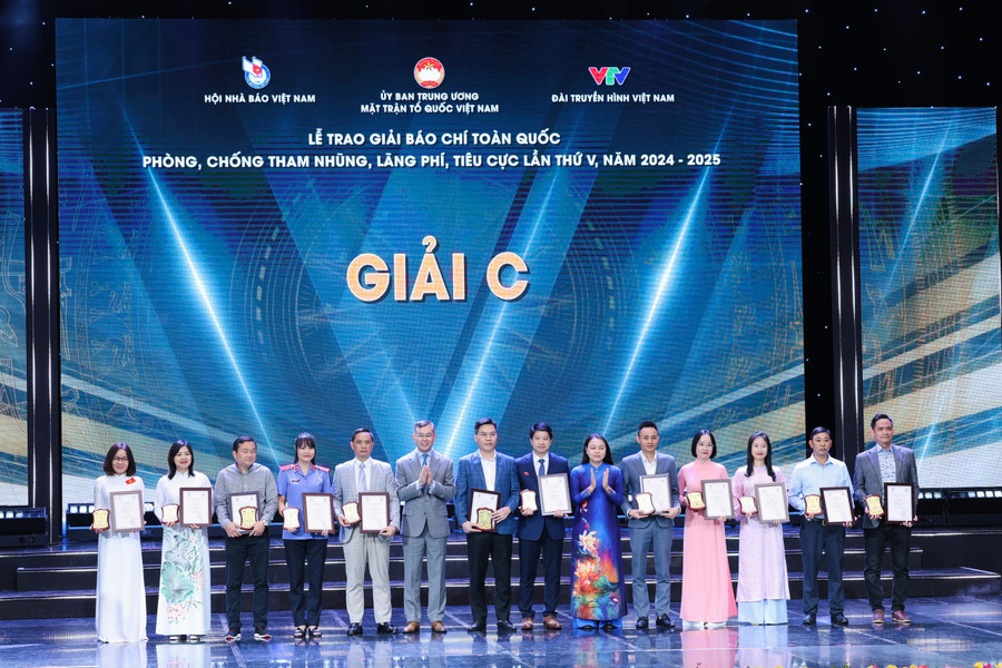 Tác phẩm “Hai chương trình, một thất bại” của nhóm tác giả Ngô Thị Phú Hòa và Nguyễn Phan Dũng Nhân (ngoài cùng bên phải) đạt giải C. Ảnh: BTC giai-bao-chi-toan-quoc.jpg