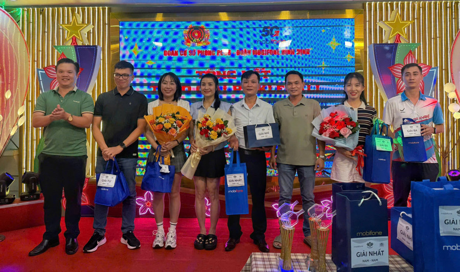 Ban tổ chức trao giải cho các đội giành thành tích cao tại giải đấu. Ảnh: ĐVCC pickleball-pc06-4.jpg