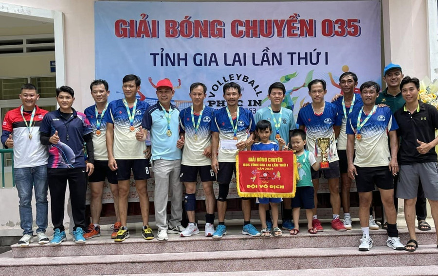 Đội Lão tướng Quy Nhơn giành chức vô địch. Ảnh: ĐVCC bong-chuyen2.jpg