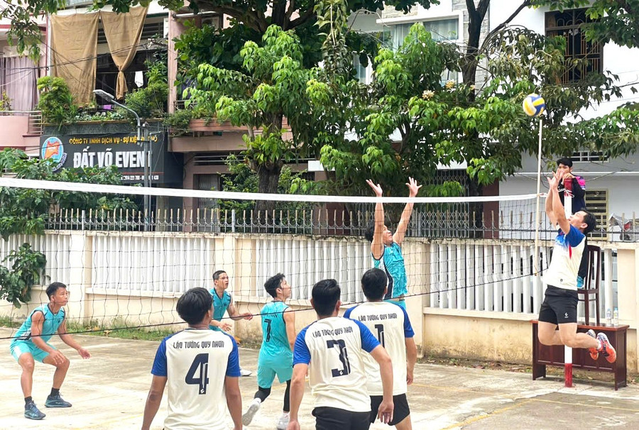Mặc dù các vận động viên đều đã ngoài 35 tuổi nhưng vẫn thi đấu nhiệt huyết, cống hiến nhiều pha bóng đẹp mắt. Ảnh: H.V bong-chuyen-o35-4234.jpg