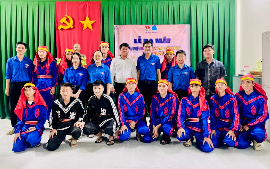 Câu lạc bộ chèo Bả trạo trong thanh niên Tuy Phước thu hút 25 đoàn viên, thanh niên tham gia. Ảnh: ĐVCC cheo-ba-trao-tuy-phuoc
