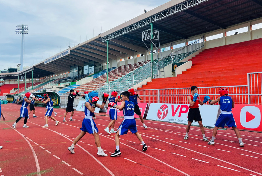 Trong khi các đơn vị khác có sự đầu tư mạnh cho bộ môn boxing cả về chất và lượng, với cơ sở vật chất, điều kiện tập luyện tốt, các võ sĩ của Gia Lai vẫn chưa có một nơi tập luyện đầy đủ trang thiết bị. Ảnh: H.V boxing-gia-lai5.jpg