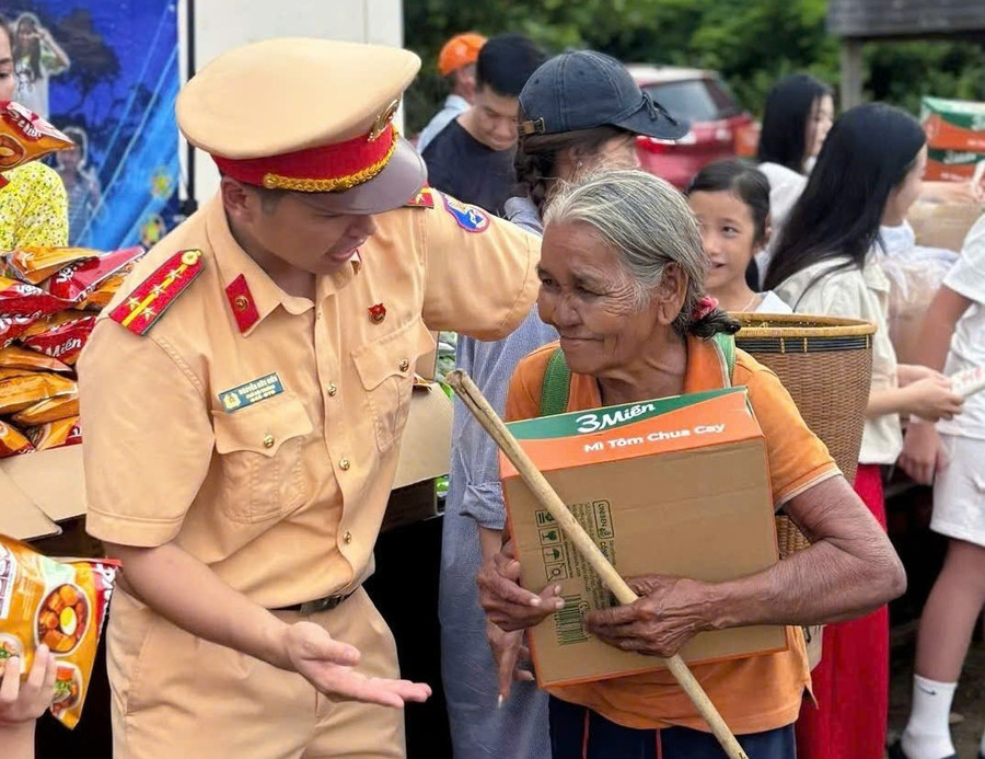 Tặng nhu yếu phẩm cho người dân làng Vơng Chép. Ảnh: ĐVCC tang-qua-trung-thu2.jpg