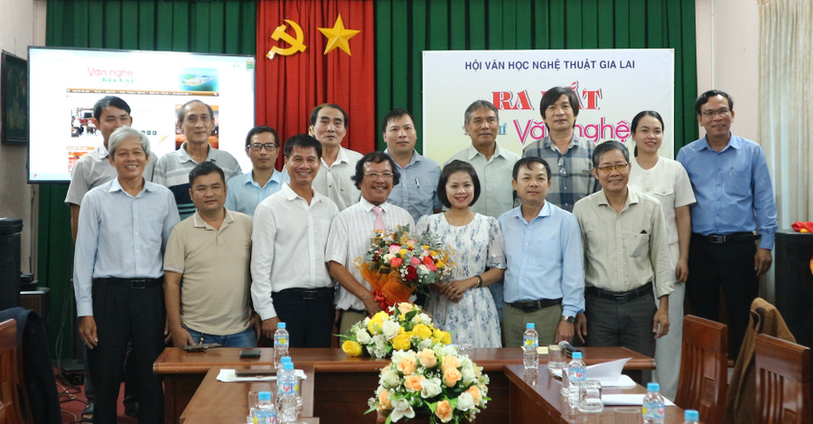 Tạp chí Văn nghệ Gia Lai phấn đấu trở thành diễn đàn uy tín để đội ngũ văn nghệ sĩ trong và ngoài tỉnh giao lưu, sáng tạo và lan tỏa giá trị nghệ thuật. Ảnh: H.V tap-chi-van-nghe.jpg