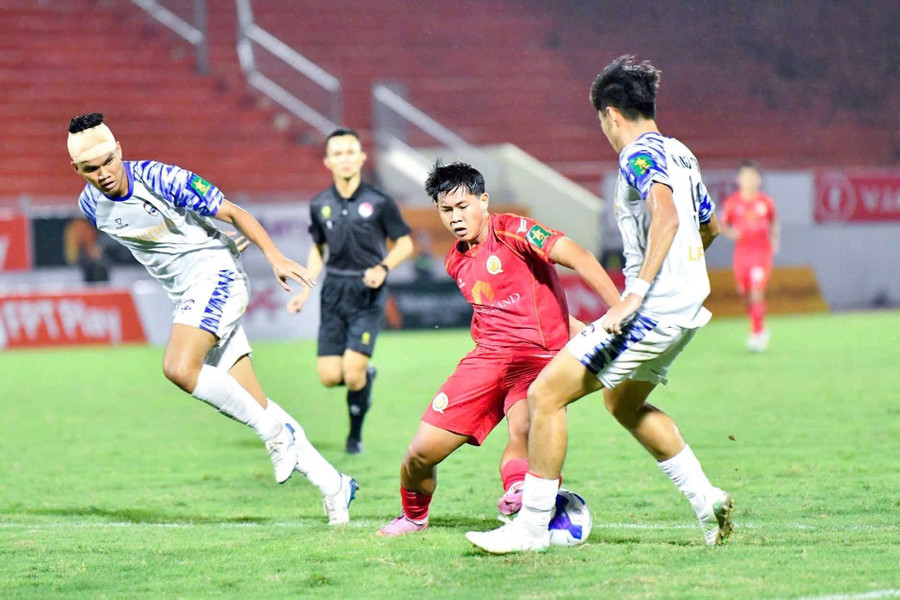 Pha tranh chấp quyết liệt giữa CLB Quy Nhơn United (áo đỏ) với CLB Thanh niên TP Hồ Chí Minh. Ảnh: ĐVCC vong-5-hang-nhat-quoc-gia-1.jpg