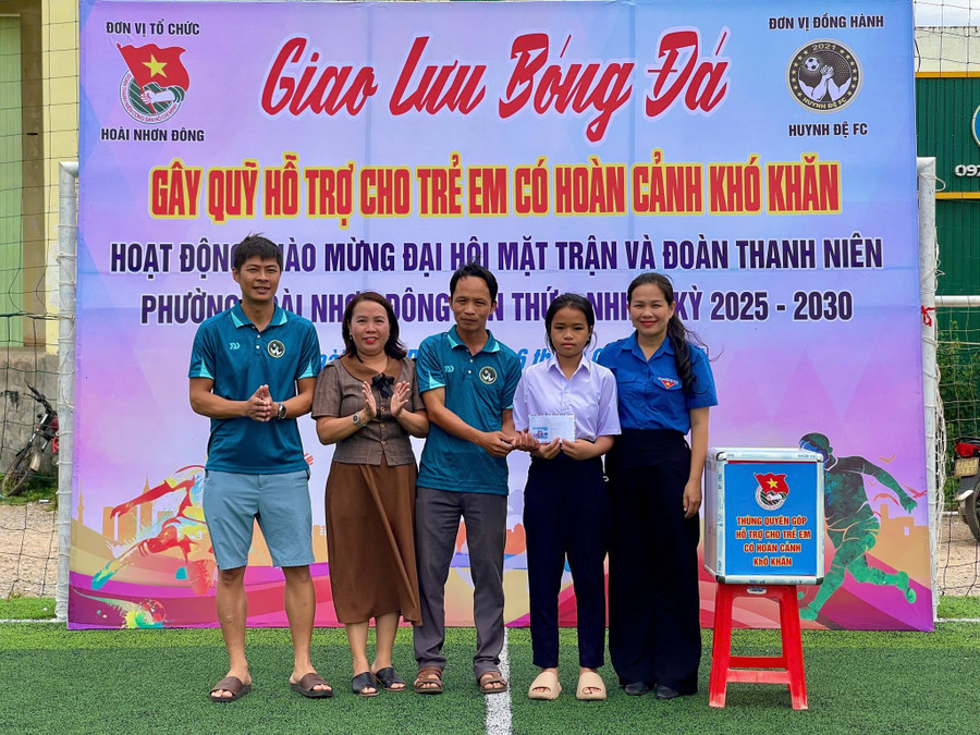 FC Huynh Đệ trao quà cho trẻ em có hoàn cảnh khó khăn tại phường Hoài Nhơn Đông. Ảnh: ĐVCC fc-huynh-de-hoai-nhon-2.jpg