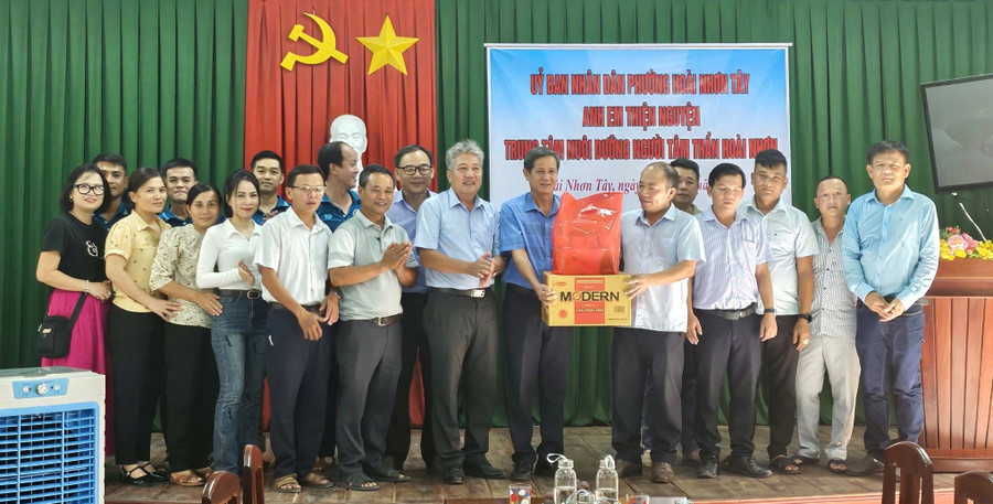 FC Huynh Đệ phối hợp cùng UBND phường Hoài Nhơn Tây tặng quà cho các bệnh nhân tại Trung tâm Nuôi dưỡng người tâm thần Hoài Nhơn. Ảnh: ĐVCC fc-huynh-de-hoai-nhon-4.jpg