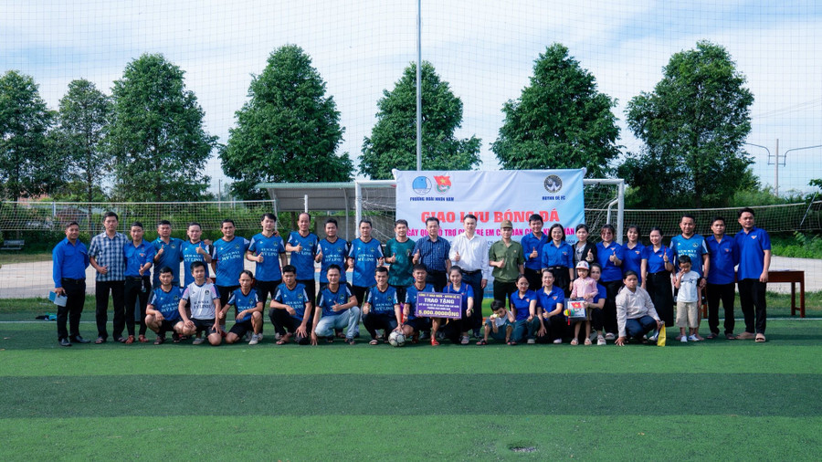 FC Huynh Đệ vừa huy động 5 triệu đồng trao cho 5 học sinh có hoàn cảnh khó khăn tại phường Hoài Nhơn Nam. Ảnh: ĐVCC fc-huynh-de-hoai-nhon-3.jpg