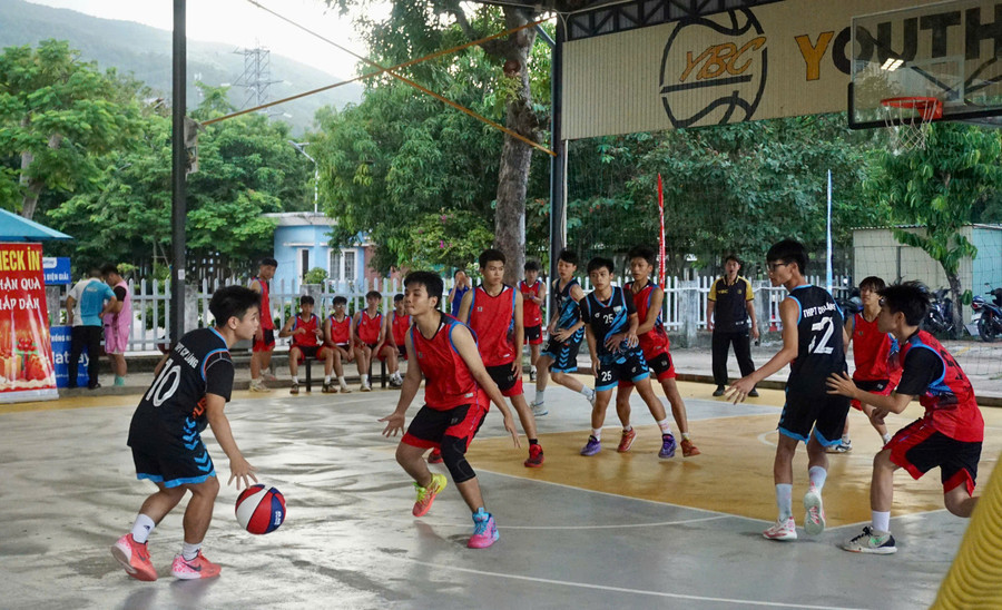 Liên quân Trường THPT Hùng Vương - THPT Bùi Thị Xuân - THPT iSchool (áo đỏ) cùng đội Trường THPT Chi Lăng là những cái tên lần đầu góp mặt tại giải đấu. Ảnh: H.V bong-ro.jpg