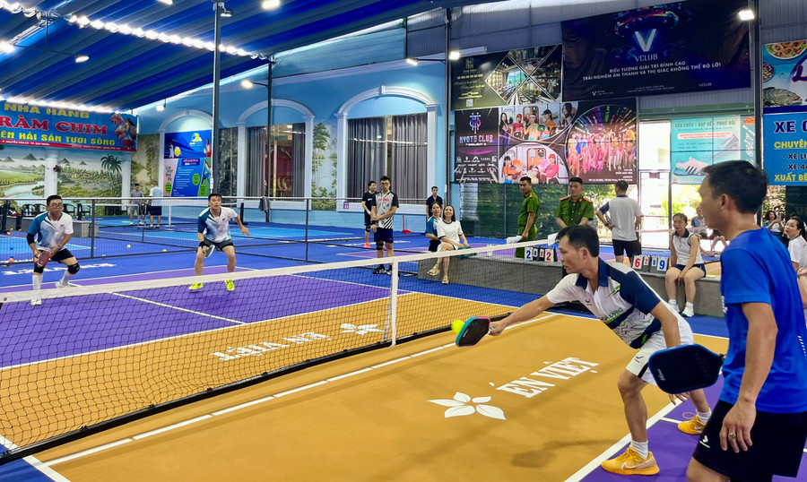 Các vận động viên thi đấu nội dung đôi nam. Ảnh: H.V pickleball-pc06.jpg