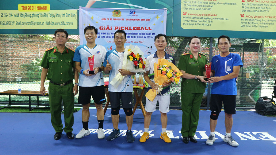 Tặng hoa và cúp lưu niệm cho các đơn vị tham gia. Ảnh: H.V pickleball-pc06-2.jpg