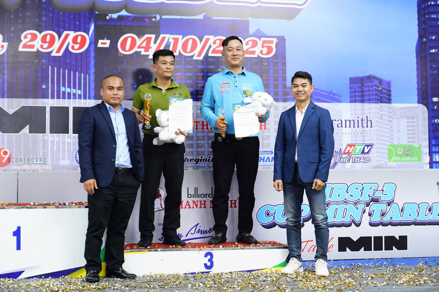 Cơ thủ Nguyễn Nhất Hoà (thứ 2 từ trái sang) giành hạng ba tại Giải billiards HBSF III Cup MIN table 2025. Ảnh: BTC nguyen-nhat-hoa
