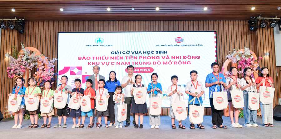 Tấn Khang (thứ 4 từ phải sang) giành HCV cá nhân, nhóm lớp 8-9, tại Giải cờ vua học sinh Báo Thiếu niên Tiền phong và Nhi đồng khu vực Nam Trung bộ mở rộng năm 2025. Ảnh: BTC nguyen-tan-khang-co-vua.png