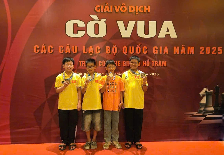 Tấn Khang (ngoài cùng bên phải) giành 2 HCB và 1 HCĐ tại Giải vô địch cờ vua các CLB quốc gia năm 2025. Ảnh: NVCC nguyen-tan-khang-co-vua-1.jpg
