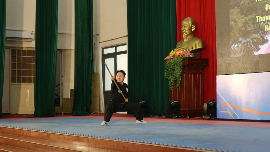 Thí sinh Võ Tiến Dũng (Đoàn xã Canh Vinh) thể hiện bài roi Thái Sơn Côn tại Liên hoan. Ảnh: H.V lien-hoan-vo-5.jpg