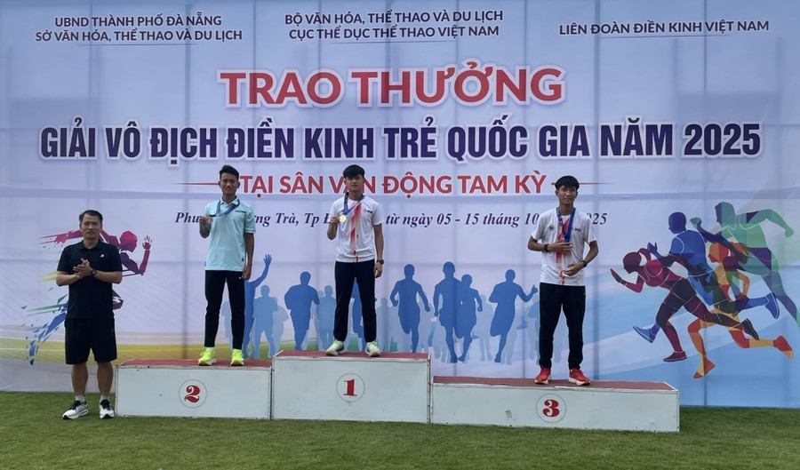 Vận động viên Lê Hoàng Tân giành huy chương bạc nội dung 5.000 m với thành tích 15 phút 43 giây 90. Ảnh: ĐVCC dien-kinh.jpg