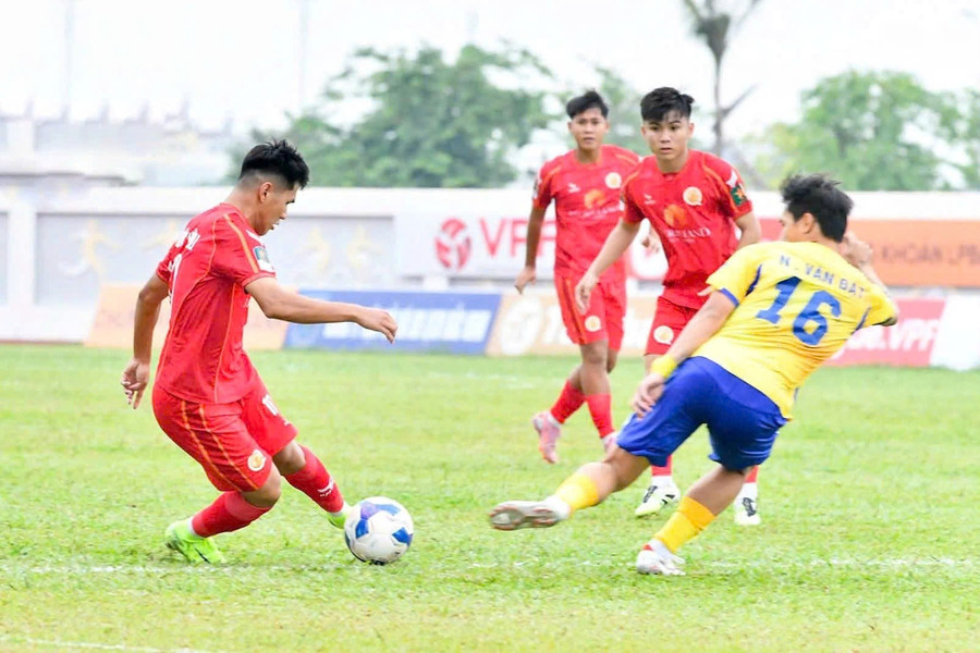 Một pha bóng trong trận đấu giữa CLB Quy Nhơn United (áo đỏ) và CLB Bắc Ninh. Ảnh: ĐVCC quy-nhon-bong-da-hang-nhat.jpg