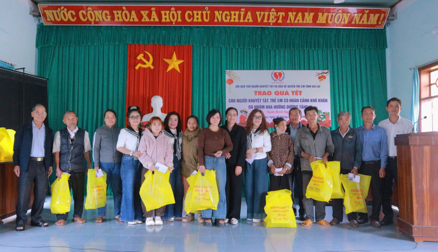 trao-100-suat-qua-tet-cho-nguoi-khuyet-tat-va-tre-em-1.jpg