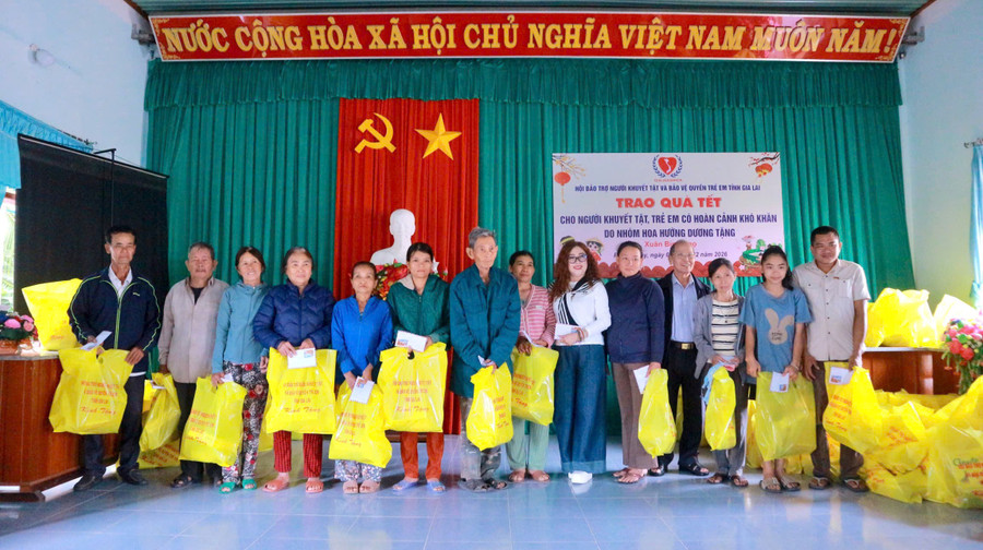 trao-100-suat-qua-tet-cho-nguoi-khuyet-tat-va-tre-em.jpg