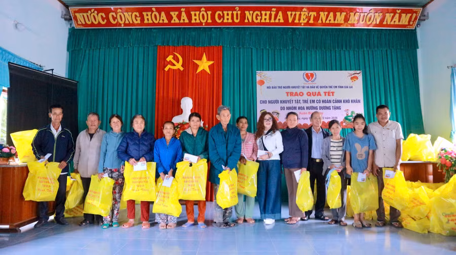 trao-100-suat-qua-tet-cho-nguoi-khuyet-tat-va-tre-em.jpg