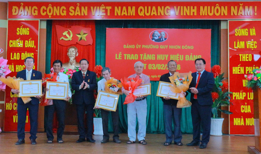 phuong-quy-nhon-dong-trao-huy-hieu-dang-dot-3-2-1.jpg