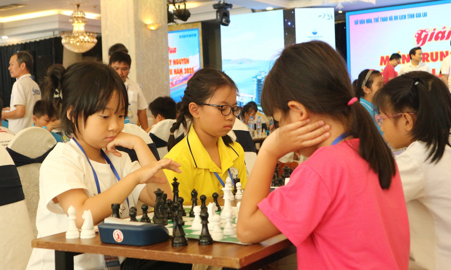 Giải đấu là dịp để các kỳ thủ trẻ rèn luyện bản lĩnh, nâng cao chuyên môn và tiếp cận môi trường thi đấu chuyên nghiệp. Ảnh: H.V 10-7.jpg