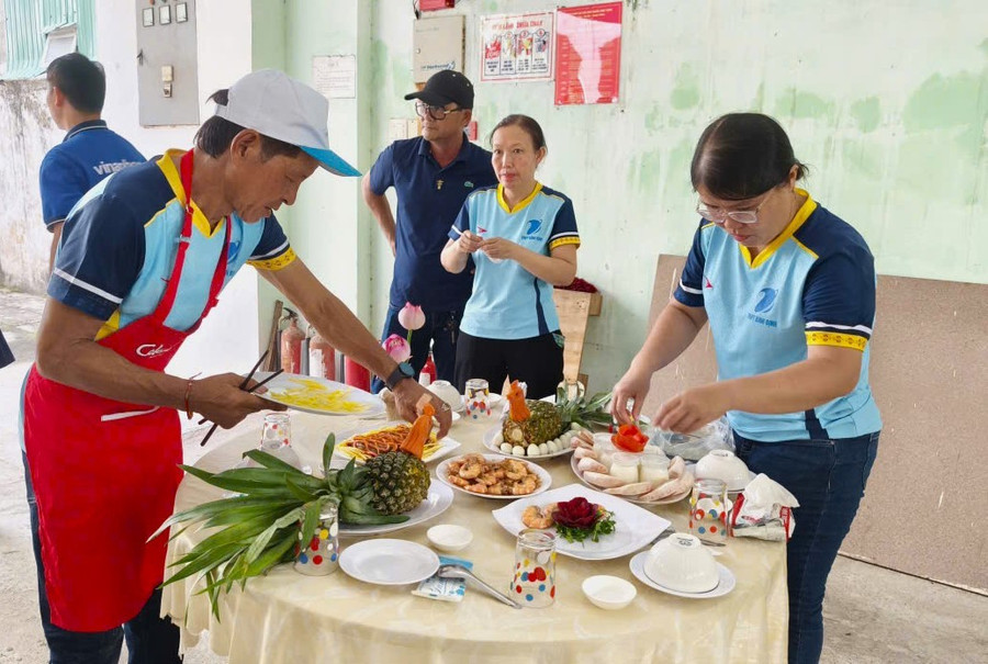 Đại diện các đơn vị trình bày, trang trí món ăn. Ảnh: H.V 231.jpg