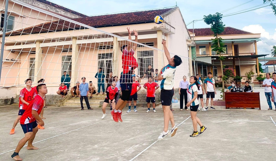 Các trận đấu của giải bóng chuyền diễn ra sôi nổi. Ảnh: ĐVCC bong-chuyen-1.jpg