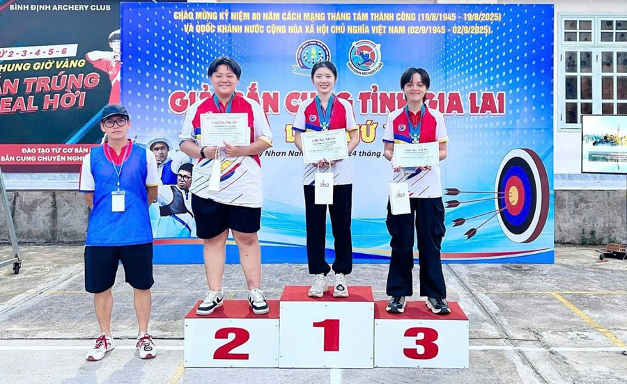 Ban tổ chức trao giải thưởng cho các VĐV giành thành tích cao ở nội dung toàn năng nữ. Ảnh: ĐVCC ban-cung-8100.jpg