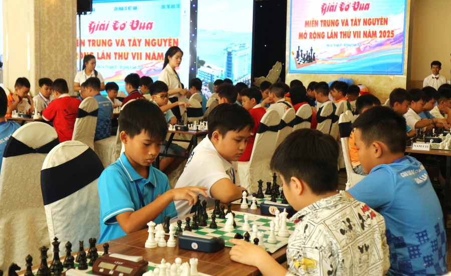 Các VĐV nhí bắt đầu thi đấu ván đầu tiên của nội dung cờ nhanh. Ảnh: H.V img-0643.jpg