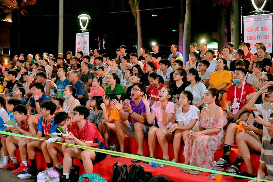 Dù các trận đấu kéo dài đến khuya nhưng vẫn có đông đảo khán giả nán lại theo dõi và cổ vũ nhiệt tình. 8.jpg