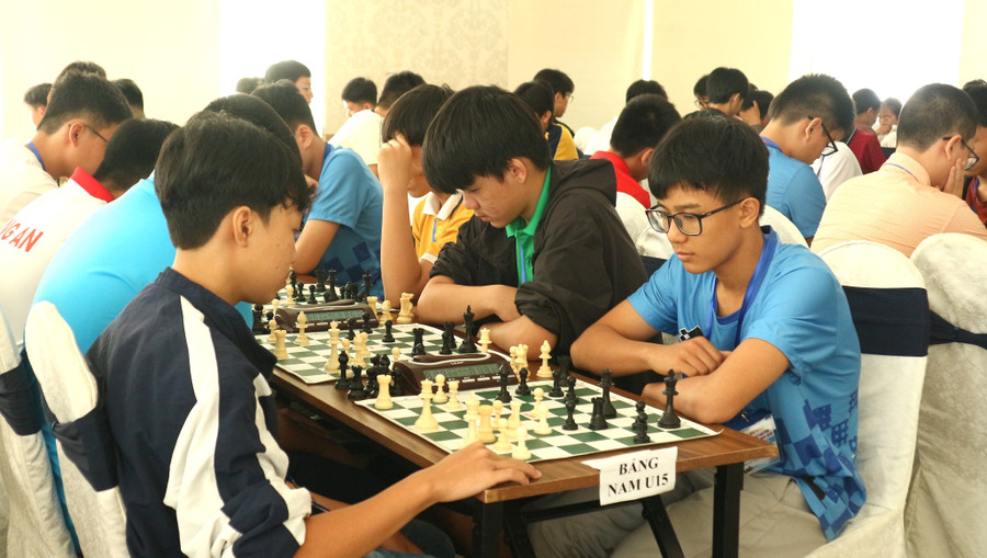 Các VĐV bảng nam U15 tập trung cao độ cho ván đấu. Ảnh: H.V 10-8.jpg
