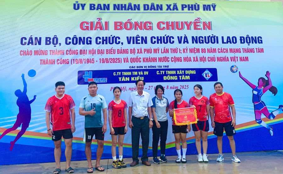 Đội Ban CHQS xã Phù Mỹ đoạt giải nhất Giải bóng chuyền cán bộ, công chức, viên chức và người lao động xã Phù Mỹ năm 2025. Ảnh: ĐVCC bong-chuyen.jpg