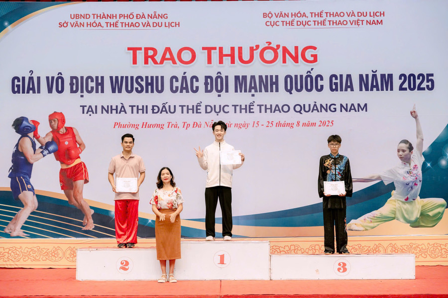 VĐV Trịnh Văn Lưu giành 2 HCB ở nội dung taolu tại Giải vô địch wushu các đội mạnh quốc gia năm 2025. Ảnh: NVCC 22.jpg