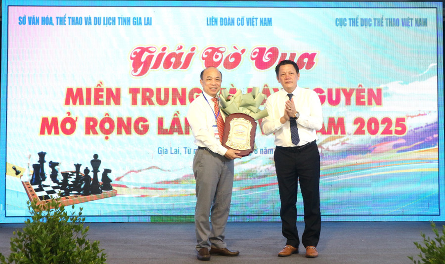 Ông Bùi Trung Hiếu, Phó Giám đốc Sở Văn hóa - Thể Thao và Du lịch (bên phải) tặng quà lưu niệm cho Liên đoàn Cờ Việt Nam. Ảnh: H.V 10-2.jpg