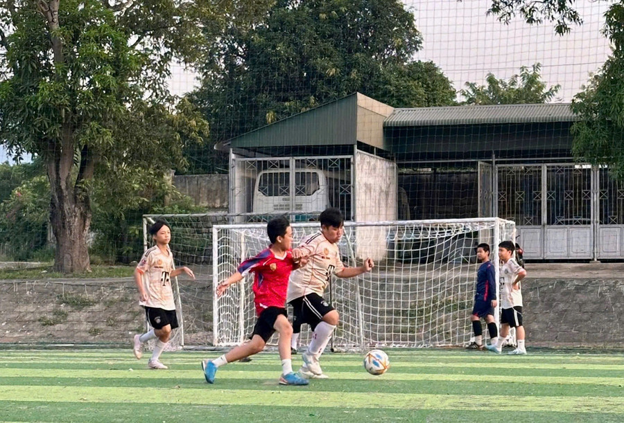 Trận đấu giữa các cầu thủ thuộc lứa tuổi U11 diễn ra sôi nổi. Ảnh: ĐVCC clb-1.jpg